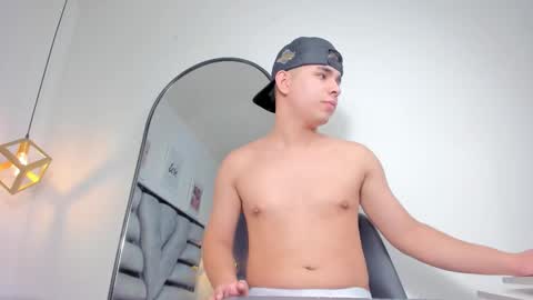 lianfox_ online show from December 2025 01:30:01 PM