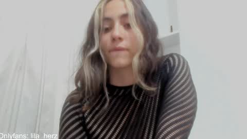 Snapshot of lila_herz chatting on December 2024 11:03:01 PM Ren online show from December 2024 11:03:01 PM