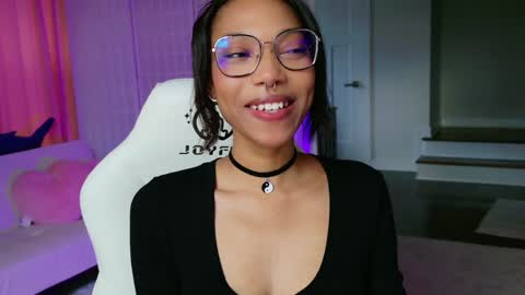 evie online show from December 2024 07:40:01 PM