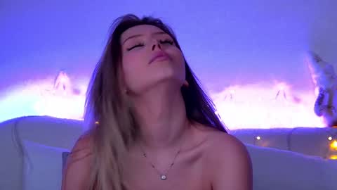 Mia online show from December 2024 04:32:01 PM