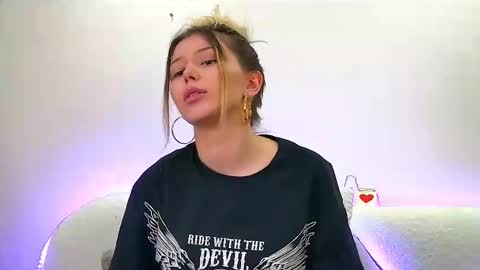 Mia online show from February 2025 01:10:02 PM