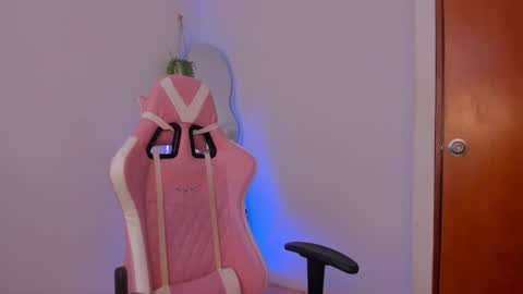 Snapshot of lilian_vergara chatting on January 2025 08:36:02 PM holis soy lily chang no olvides el pulgar arriba es muy importante para mi 3 independent model online show from January 2025 08:36:02 PM