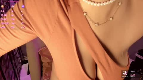 Snapshot of lilian_vergara chatting on September 2025 08:20:02 PM holis soy lily chang no olvides el pulgar arriba es muy importante para mi 3 independent model online show from September 2025 08:20:02 PM