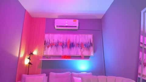 Snapshot of lilian_vergara chatting on January 2026 07:37:02 PM holis soy lily chang no olvides el pulgar arriba es muy importante para mi 3 independent model online show from January 2026 07:37:02 PM