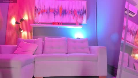 Snapshot of lilian_vergara chatting on February 2026 07:42:02 PM holis soy lily chang no olvides el pulgar arriba es muy importante para mi 3 independent model online show from February 2026 07:42:02 PM