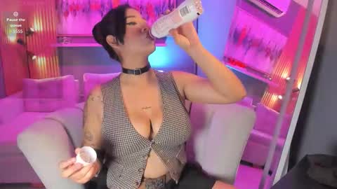 Snapshot of lilian_vergara chatting on February 2026 08:05:02 PM holis soy lily chang no olvides el pulgar arriba es muy importante para mi 3 independent model online show from February 2026 08:05:02 PM