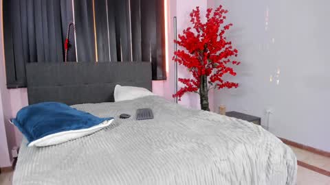 Snapshot of lilith_and_marcusblain chatting on December 2024 10:16:02 PM Lili Marcus online show from December 2024 10:16:02 PM