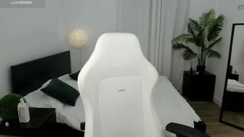 Lilly Colins online show from December 2024 07:22:01 PM