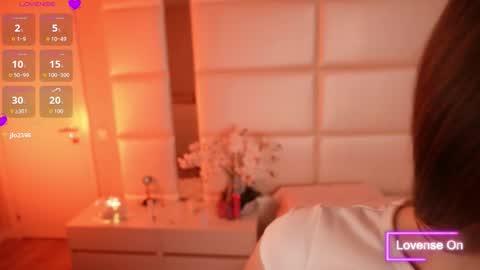 Lilly Colins online show from October 2025 07:10:02 PM