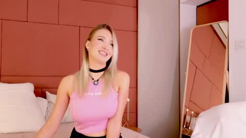 Snapshot of liloukatt chatting on April 2026 12:32:02 PM Lilou online show from April 2026 12:32:02 PM