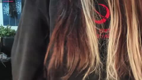 Snapshot of lily_moonlight chatting on January 2025 07:21:01 AM Lily online show from January 2025 07:21:01 AM