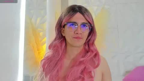 Snapshot of lily_thompsom chatting on December 2024 10:58:01 AM Lily Thompsom online show from December 2024 10:58:01 AM