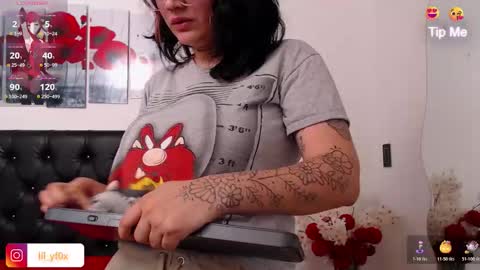 lilyfox23 online show from November 2025 12:39:02 PM