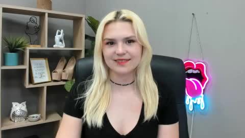 Snapshot of lilysweetxo chatting on June 2026 02:08:02 PM Lily online show from June 2026 02:08:02 PM