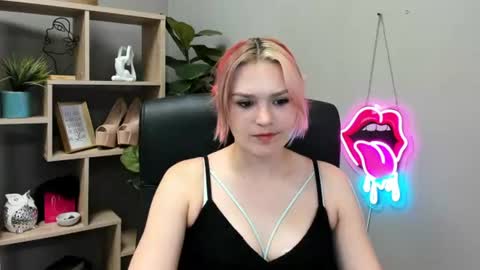 Snapshot of lilysweetxo chatting on June 2026 01:50:01 PM Lily online show from June 2026 01:50:01 PM