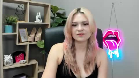 Snapshot of lilysweetxo chatting on July 2026 07:01:02 AM Lily online show from July 2026 07:01:02 AM