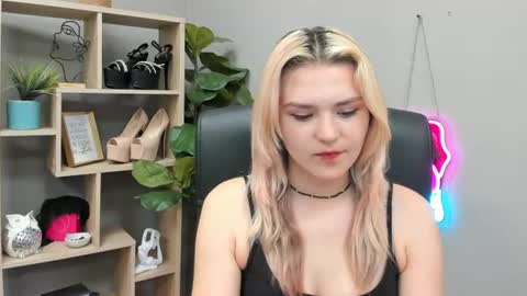 Snapshot of lilysweetxo chatting on July 2026 10:39:01 AM Lily online show from July 2026 10:39:01 AM