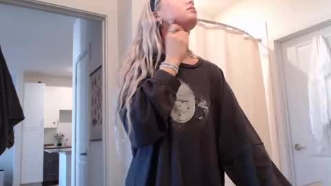 Lily Monroe online show from November 2025 01:43:01 PM