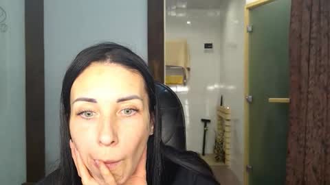 LinaLivee online show from November 2025 06:12:01 PM