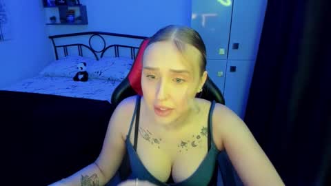 Lina online show from October 2025 09:50:02 PM