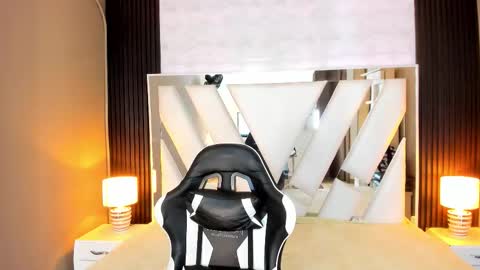  Linda  online show from December 2025 06:26:02 PM