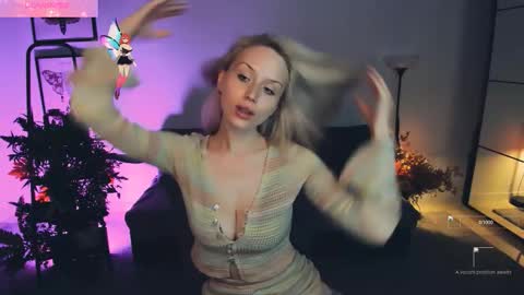 Snapshot of linda_roxy chatting on November 2025 08:42:02 PM Linda online show from November 2025 08:42:02 PM