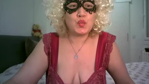 Snapshot of lindaxsmile chatting on February 2025 06:48:01 PM LindaXSmile online show from February 2025 06:48:01 PM