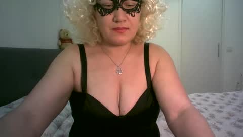Snapshot of lindaxsmile chatting on February 2025 09:37:02 PM LindaXSmile online show from February 2025 09:37:02 PM