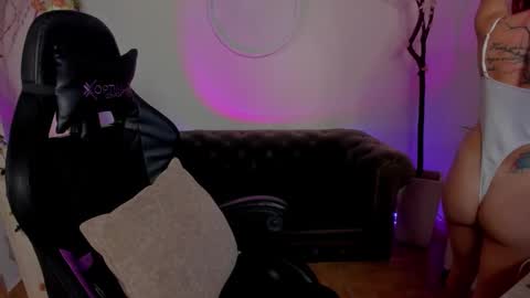 Lindsay    online show from September 2025 11:37:02 PM