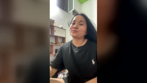 lisa_hanw online show from April 2026 03:28:02 PM