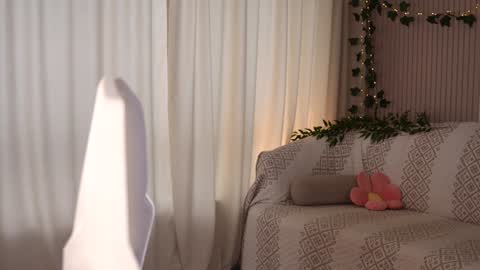 Snapshot of little_poetry chatting on October 2025 02:04:02 PM Kiki online show from October 2025 02:04:02 PM