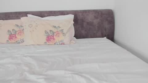 Snapshot of little_red_diamond chatting on February 2025 08:09:01 AM hey im anna online show from February 2025 08:09:01 AM