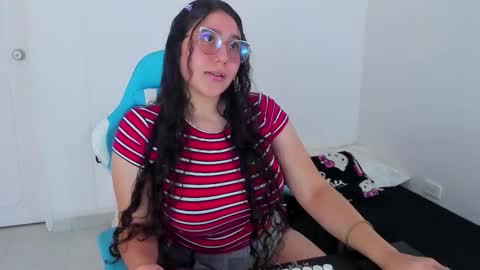 Snapshot of little_sparkles_0f_l0v3 chatting on November 2025 06:41:02 PM Laire online show from November 2025 06:41:02 PM