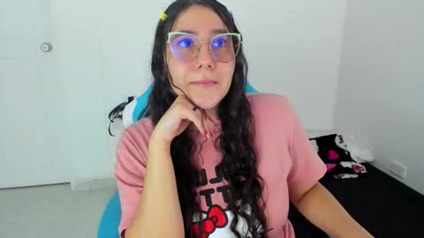 Snapshot of little_sparkles_0f_l0v3 chatting on November 2025 11:04:01 PM Laire online show from November 2025 11:04:01 PM