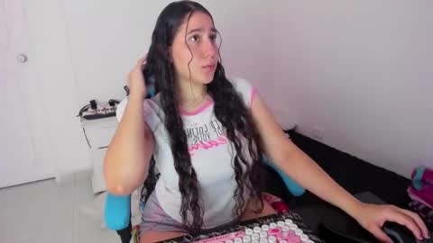 Snapshot of little_sparkles_0f_l0v3 chatting on November 2025 08:13:02 PM Laire online show from November 2025 08:13:02 PM