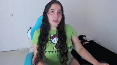 Snapshot of little_sparkles_0f_l0v3 chatting on December 2025 06:46:02 PM Laire online show from December 2025 06:46:02 PM