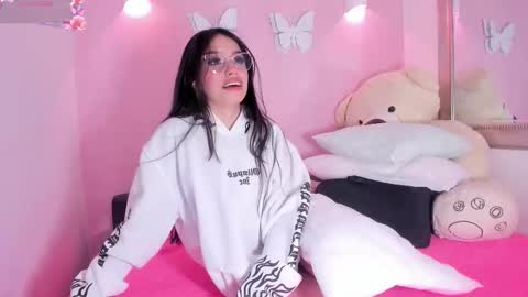 Snapshot of littlearii chatting on September 2025 12:05:01 PM Ari online show from September 2025 12:05:01 PM