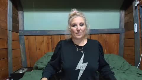 lisanixs online show from October 2025 05:10:02 PM