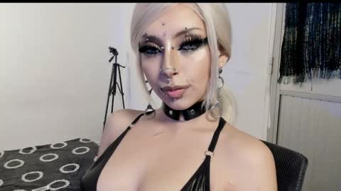 Snapshot of liu_mystik chatting on June 2026 10:19:01 AM Liu help me to reach 100 thumps up daddy online show from June 2026 10:19:01 AM