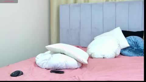 Snapshot of living_in_dreams chatting on September 2025 12:51:01 PM Dream online show from September 2025 12:51:01 PM