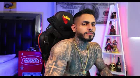 logan_hugh8 online show from December 2024 04:36:01 PM