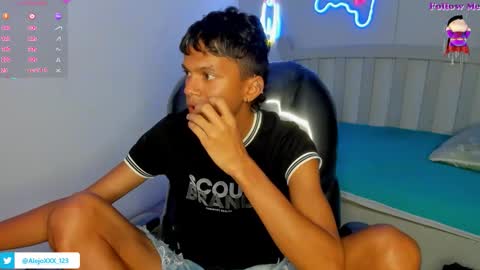 Snapshot of loistwink_1 chatting on November 2025 03:38:02 AM LOUIS online show from November 2025 03:38:02 AM