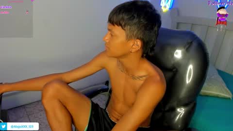 Snapshot of loistwink_1 chatting on November 2025 05:40:02 AM LOUIS online show from November 2025 05:40:02 AM