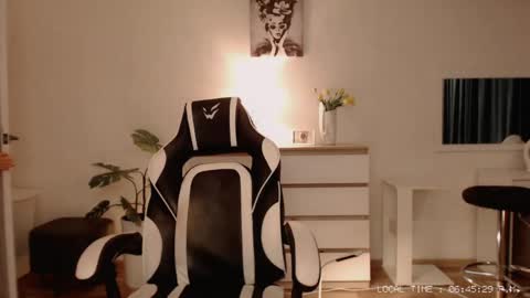  Lola  online show from April 2026 01:41:02 PM