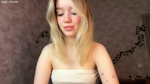 Mia online show from May 2026 02:06:01 AM