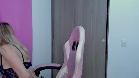 Snapshot of lollypetitte_ chatting on December 2024 09:22:01 PM Lolly online show from December 2024 09:22:01 PM