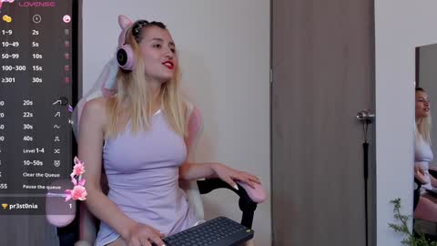 Snapshot of lollypetitte_ chatting on December 2024 12:11:02 AM Lolly online show from December 2024 12:11:02 AM