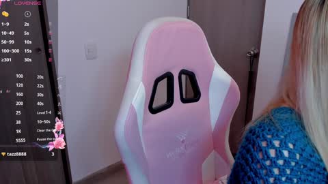 Snapshot of lollypetitte_ chatting on December 2024 01:32:02 PM Lolly online show from December 2024 01:32:02 PM