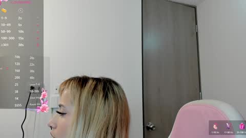 Snapshot of lollypetitte_ chatting on December 2024 01:17:01 PM Lolly online show from December 2024 01:17:01 PM