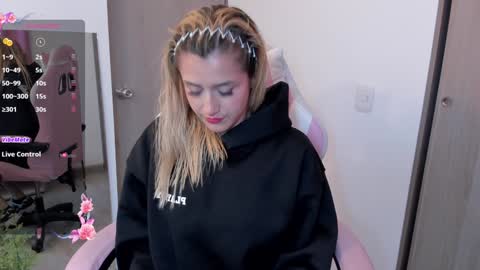 Snapshot of lollypetitte_ chatting on December 2024 01:26:01 AM Lolly online show from December 2024 01:26:01 AM